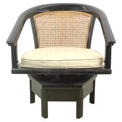 Fauteuil pivotant Hollywood Regency en laque noire, dossier en rotin