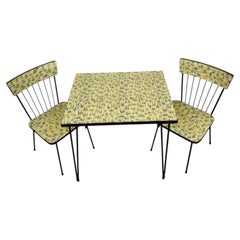 Mesa de comedor infantil y dos sillas de estilo «Mid-Century Modern» estadounidense de los años 60