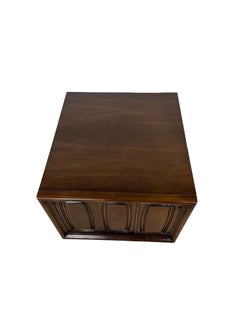 Broyhill Premier Emphasis Nachttisch / Beistelltisch aus Walnussholz im Mid-Century-Stil