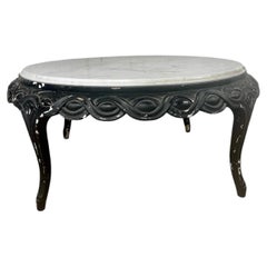 Mesa de centro redonda de estilo Luis XV, de época, con tapa de mármol y faldón entrelazado