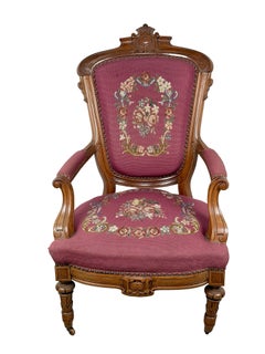 Sillón de estilo neorrenacentista del siglo XX con estructura tallada