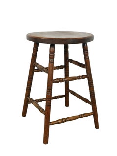 Taburete rústico de madera de estilo antiguo con patas torneadas y travesaños