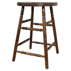 Taburete rústico de madera de estilo antiguo con patas torneadas y travesaños
