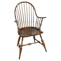 Silla americana antigua de estilo Windsor con brazos continuos y respaldo arqueado, de finales del siglo XIX–