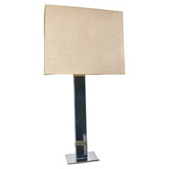 Lámpara de mesa vintage con pie cromado de diseño geométrico y pantalla rectangular de tela, de los años 70