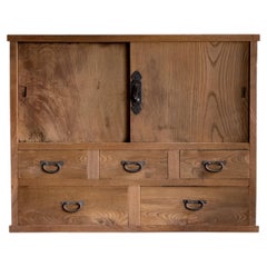 Armario japonés antiguo de madera de keyaki, de finales de la era Meiji, con puertas correderas y cajones