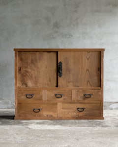 Armario japonés antiguo de madera de keyaki, de finales de la era Meiji, con puertas correderas y cajones