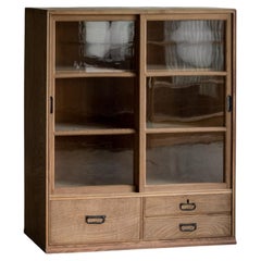 Antiker japanischer Zelkova-Schrank mit gewellten Glastüren, Taisho-Ära, um 1920