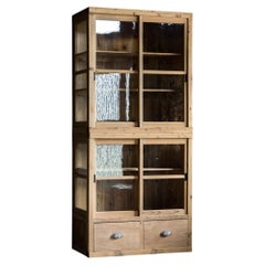 Antiker japanischer Glasvitrinenschrank mit zwei Fächern, Taishō- bis Shōwa-Zeit, um 1925