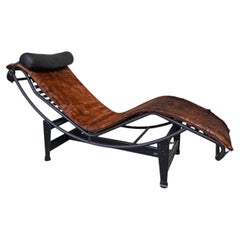 Chaise longue LC4 in pelle di vacchetta di Le Corbusier, Perriand e Jeanneret, Cassina, Italia