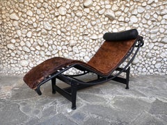 Chaise longue LC4 in pelle di vacchetta di Le Corbusier, Perriand e Jeanneret, Cassina, Italia