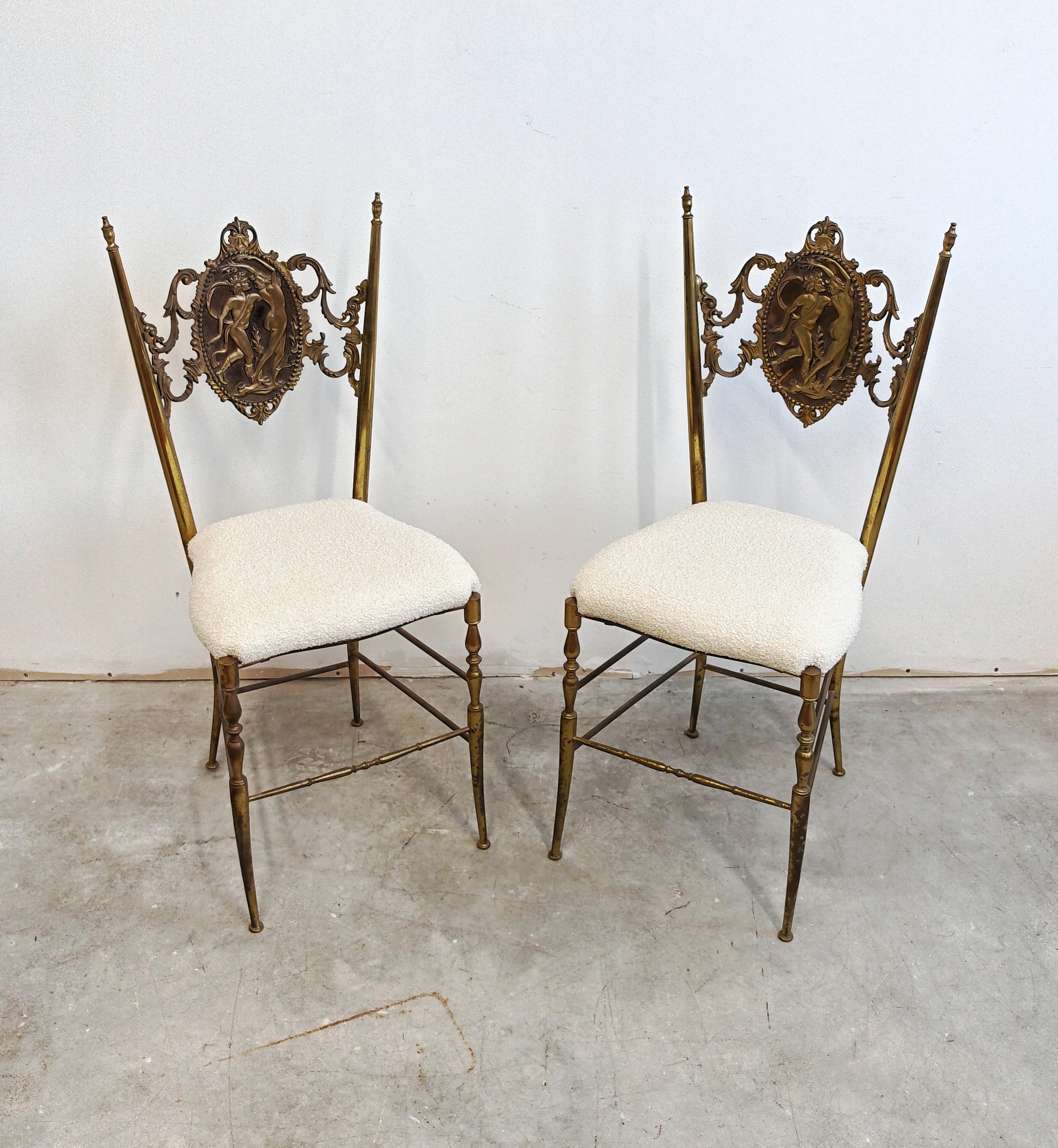 Vous trouverez dans cette annonce une paire de chaises d'appoint très rares de style régence hollywoodienne, fabriquées par Chiavari. Ils sont entièrement réalisés en laiton massif, avec un dossier en médaillon représentant une paire d'angles. Les