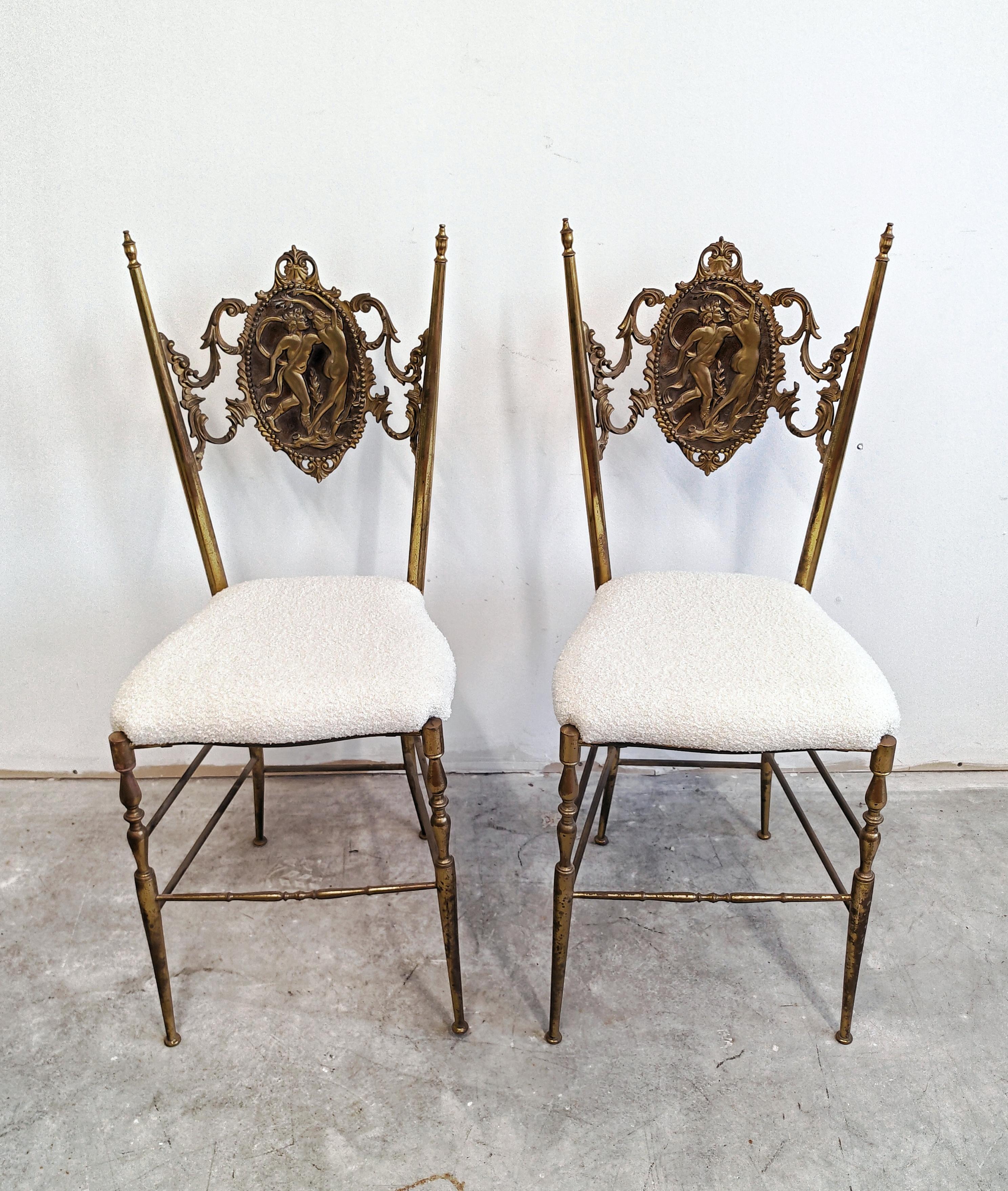 Milieu du XXe siècle Paire de chaises d'appoint en laiton Chiavari de style Hollywood Regency, tapissées en boucle en vente