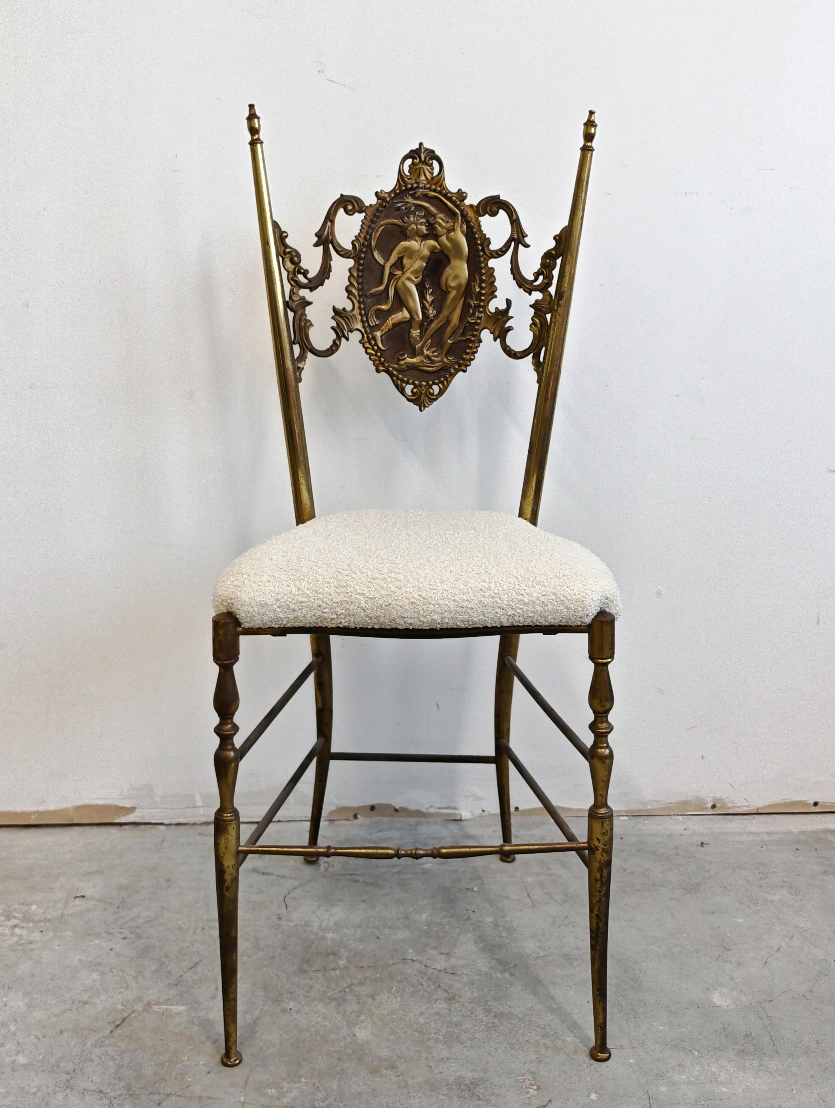 italien Paire de chaises d'appoint en laiton Chiavari de style Hollywood Regency, tapissées en boucle en vente