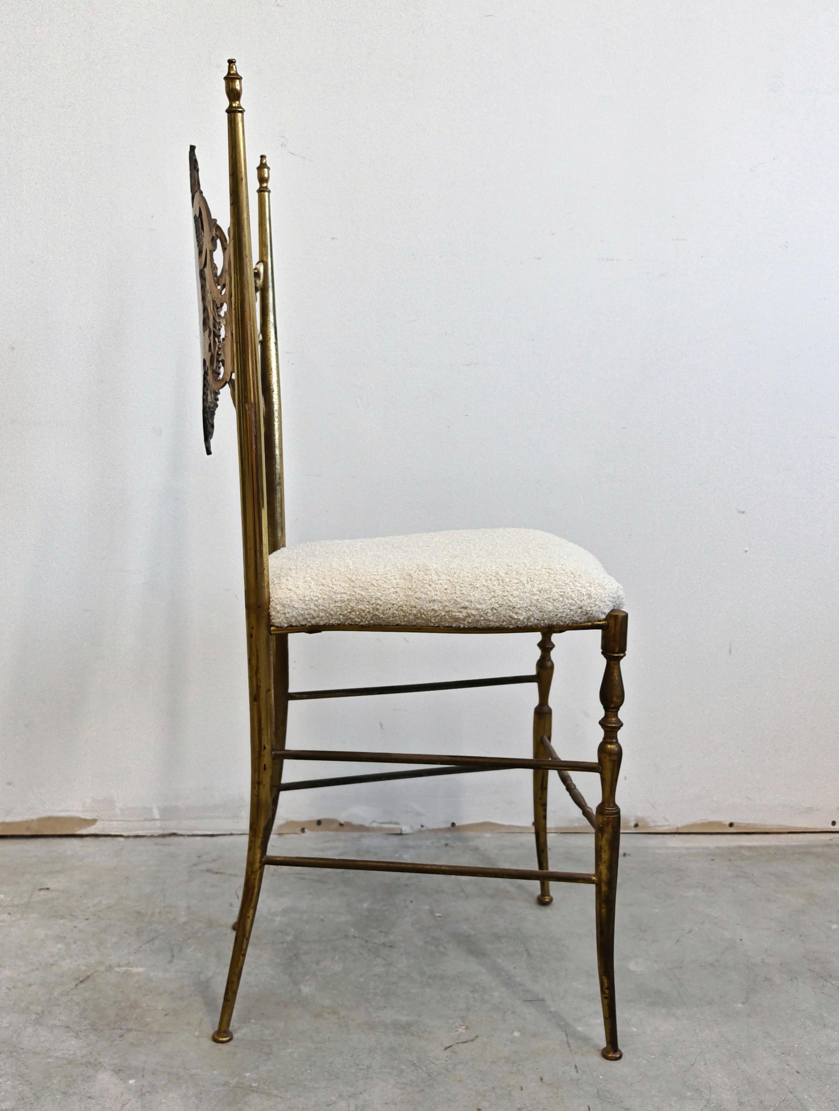 Paire de chaises d'appoint en laiton Chiavari de style Hollywood Regency, tapissées en boucle en vente 3