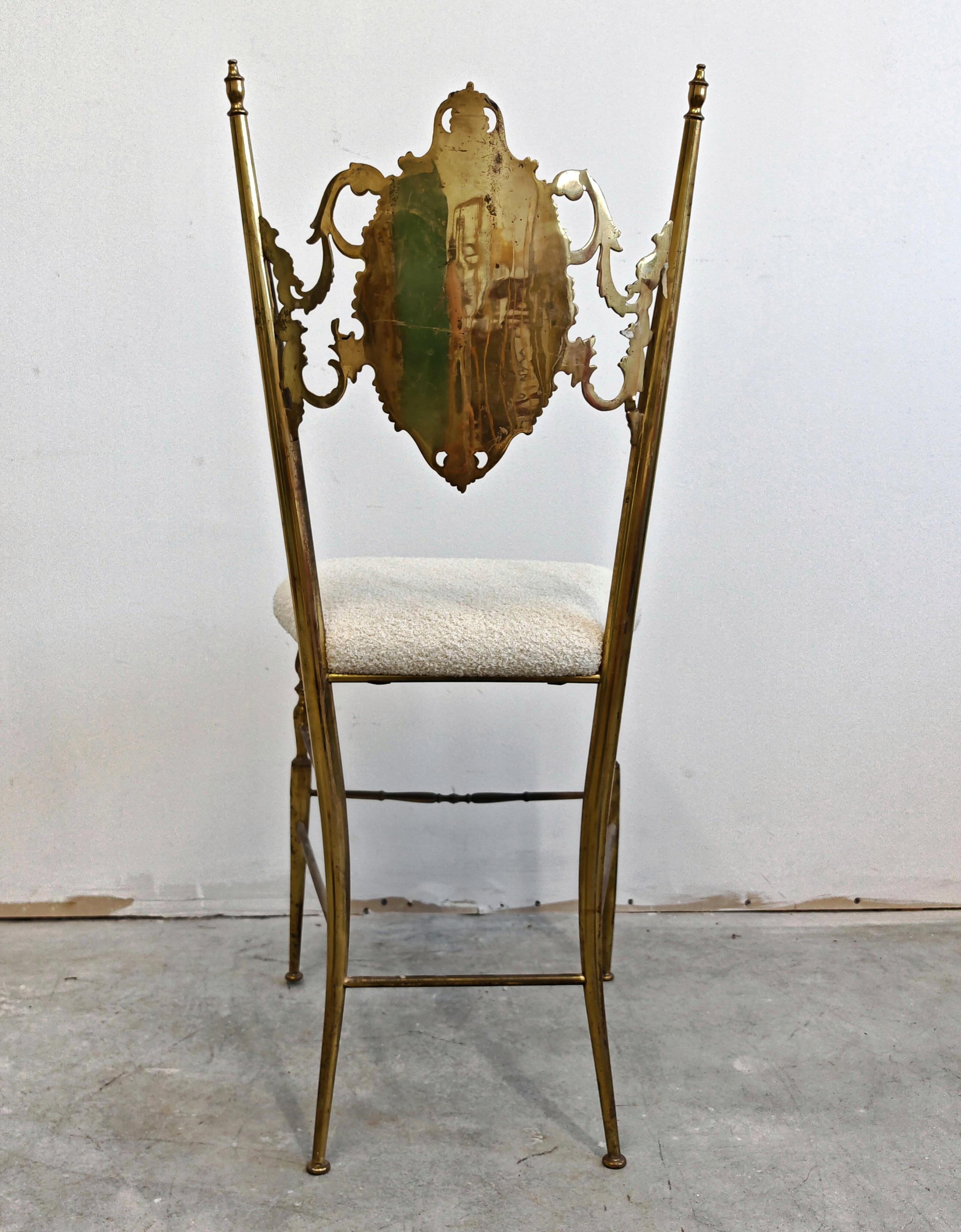Paire de chaises d'appoint en laiton Chiavari de style Hollywood Regency, tapissées en boucle en vente 1