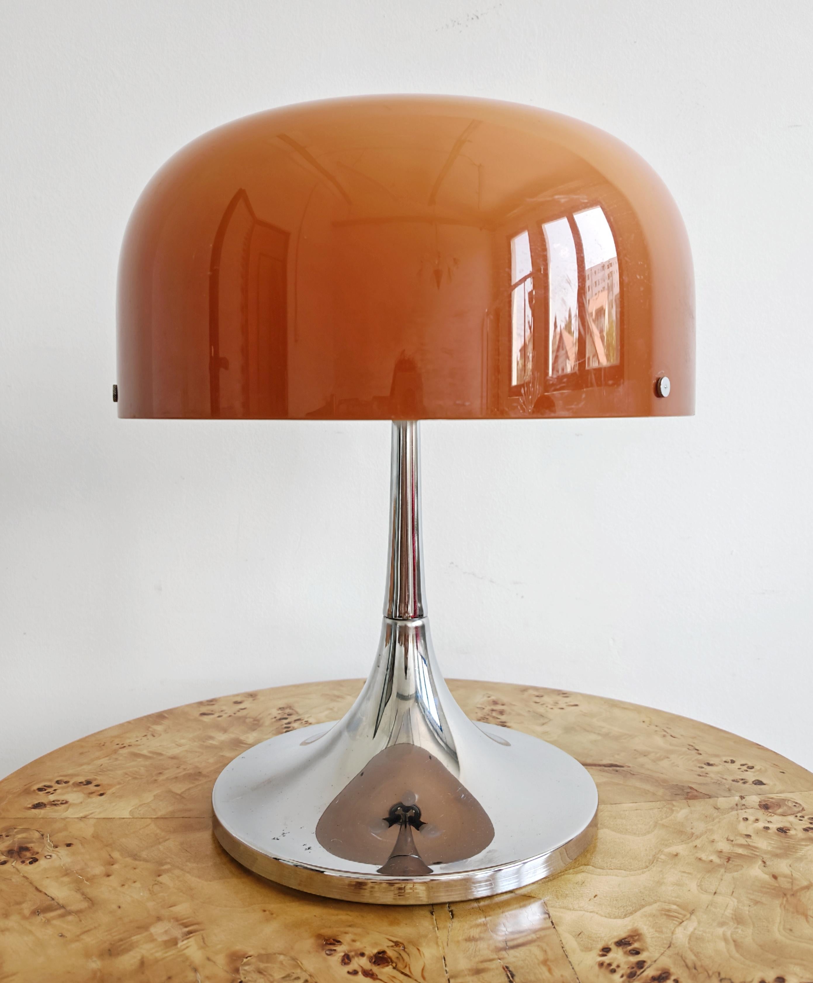 Vous trouverez dans cette annonce une rare lampe de table 