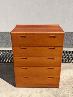 Commode de style « Mid-Century Modern » en bois de cerisier, signée White and Newton, Angleterre