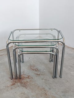 Postmodernes Set aus drei italienischen ineinandersteckbaren Tischen aus Chrom und Glas, 1970er Jahre