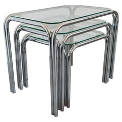 Postmodernes Set aus drei italienischen ineinandersteckbaren Tischen aus Chrom und Glas, 1970er Jahre