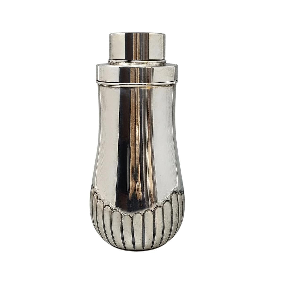 1950 Stupefacente Shakers da cocktail MACABO di Aldo Tura in acciaio inossidabile Made in Italy. Questo shaker per cocktail è raro e in ottime condizioni.
Dimensioni:
diam 3,93 x 8,66 H. pollici
Diam. cm 10 x cm 22 H.