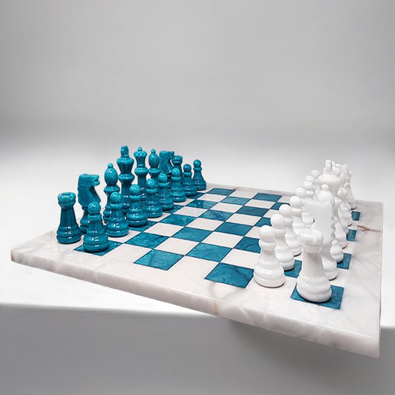 1970 Splendido set di scacchi turchese e bianco in alabastro di Volterra. Realizzati a mano in Italia, gli articoli sono in ottime condizioni. È così raro trovare questo colore
Questo set di scacchi è un bellissimo pezzo d'arte