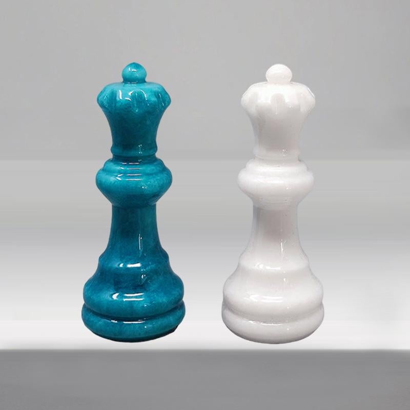 1970 Splendido set di scacchi bianchi e turchesi in alabastro di Volterra fatto a mano in vendita 1