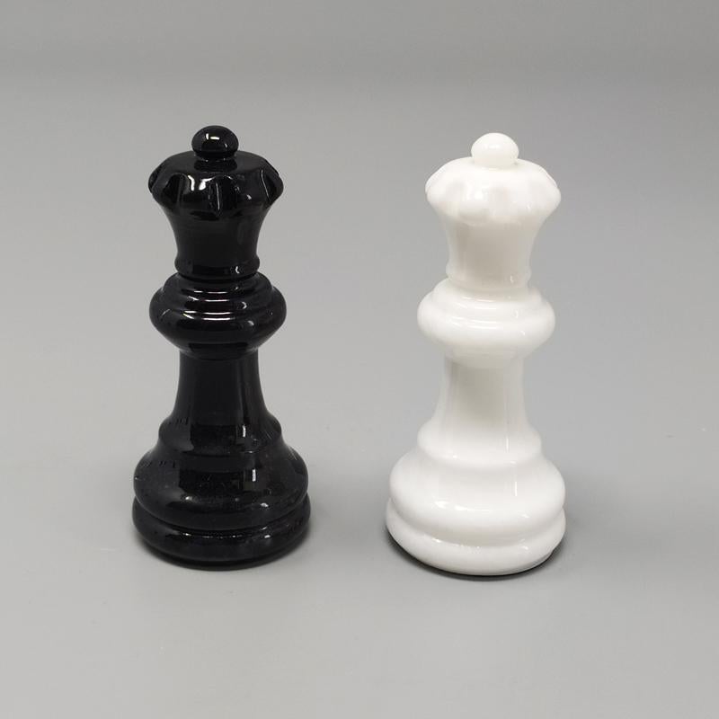 Negro magnífico de los años 70  Juego de Ajedrez Blanco en Alabastro de Volterra Hecho a Mano en venta 1