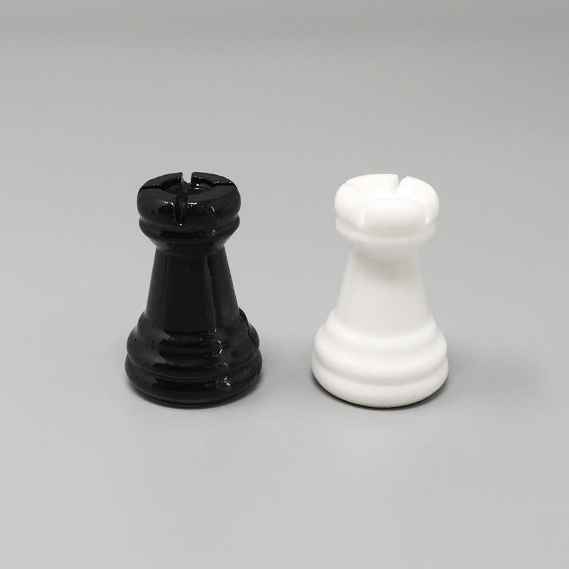 Negro magnífico de los años 70  Juego de Ajedrez Blanco en Alabastro de Volterra Hecho a Mano en venta 5