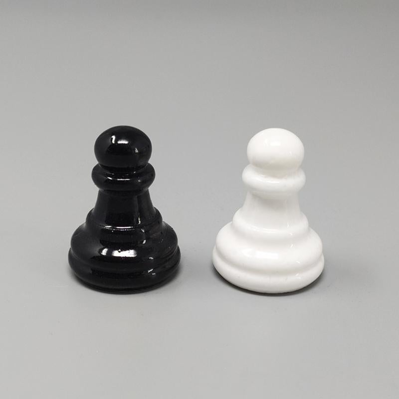 Negro magnífico de los años 70  Juego de Ajedrez Blanco en Alabastro de Volterra Hecho a Mano en venta 4