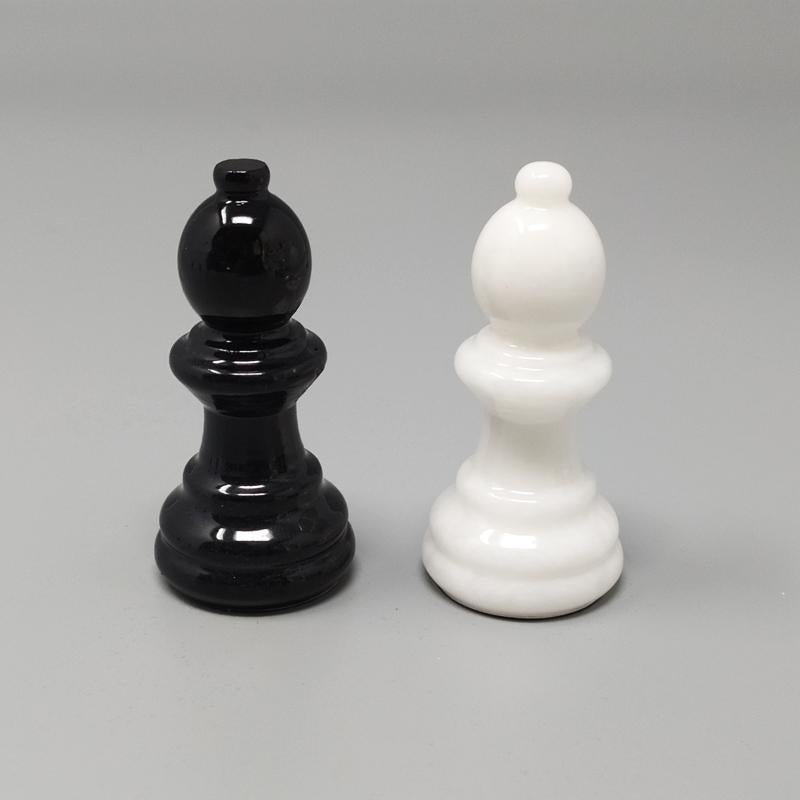 Negro magnífico de los años 70  Juego de Ajedrez Blanco en Alabastro de Volterra Hecho a Mano en venta 2