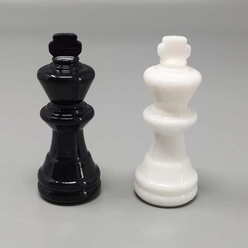 Negro magnífico de los años 70  Juego de Ajedrez Blanco en Alabastro de Volterra Hecho a Mano finales del siglo XX en venta