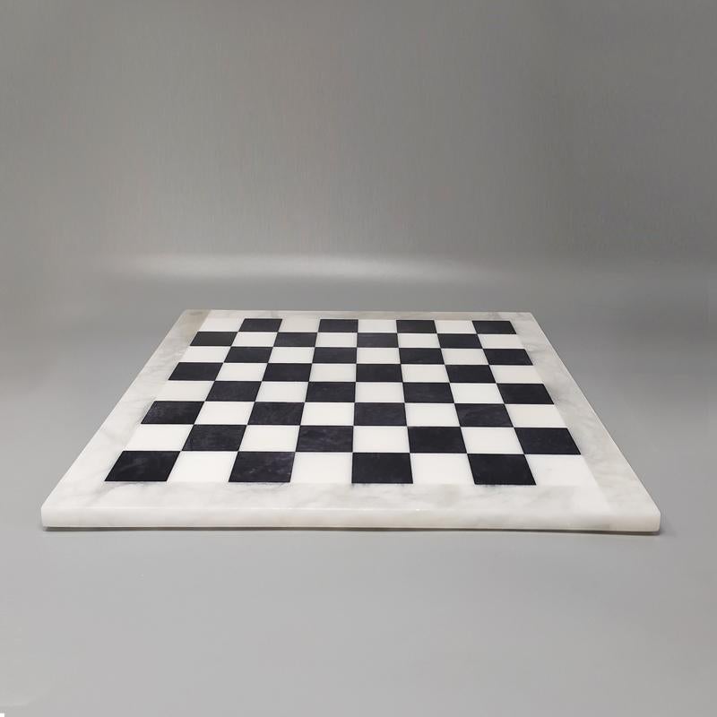Negro magnífico de los años 70  Juego de Ajedrez Blanco en Alabastro de Volterra Hecho a Mano en Excelente estado para la venta en Milano, IT