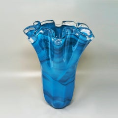 Vaso blu in vetro soffiato di Murano degli anni '70, realizzato dal Maestro del Vetro.
