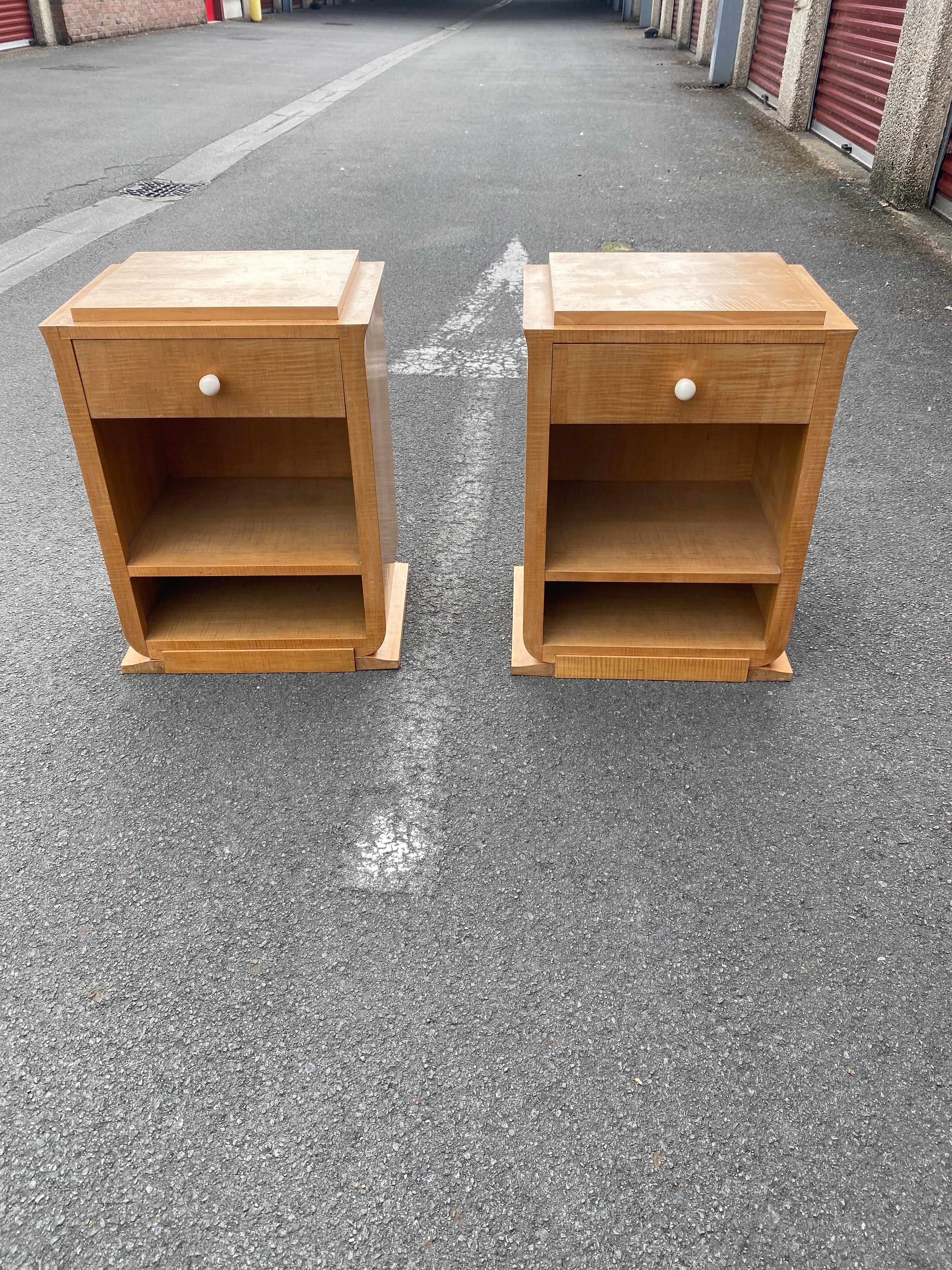 French André ARBUS (1903-1969) pair of art deco bedside tables in sycamore, 1935 For Sale