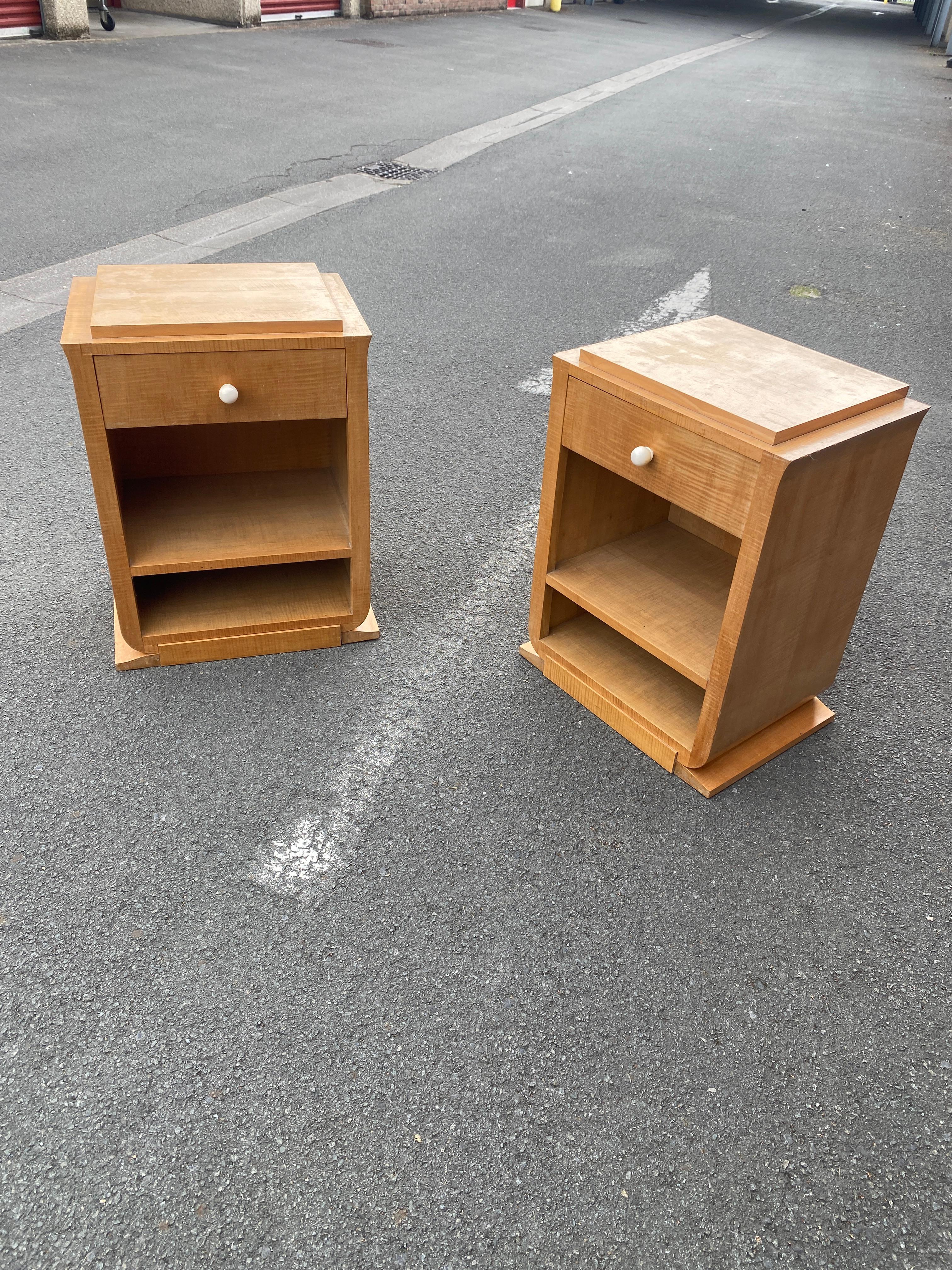 André ARBUS (1903-1969) pair of art deco bedside tables in sycamore, 1935 In Good Condition For Sale In Mouscron, WHT