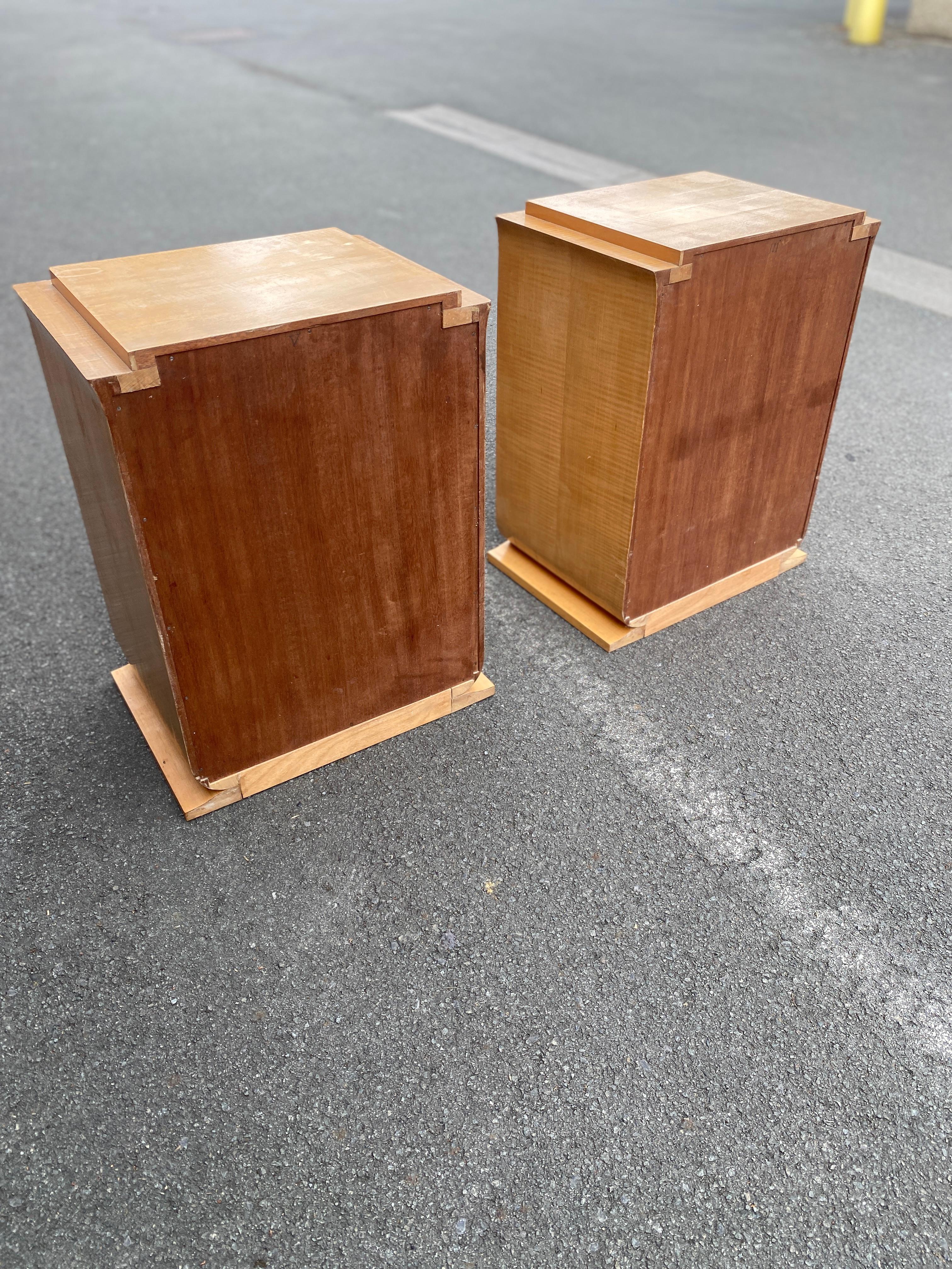 André ARBUS (1903-1969) pair of art deco bedside tables in sycamore, 1935 For Sale 4
