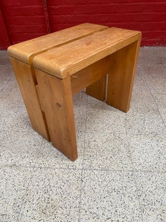 Sgabello in pino di Charlotte Perriand, Les Arcs