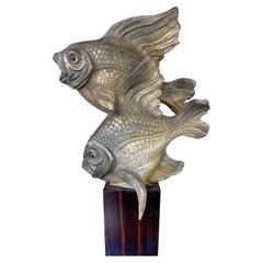 Sculpture Art déco représentant deux poissons en terre cuite sur un socle en bois, vers 1930