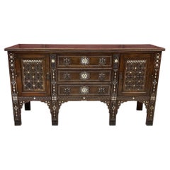 Grande credenza in stile orientale in legno intagliato