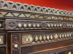 Aparador grande de estilo oriental, de madera tallada, con incrustaciones de hueso; manillas de hierro forjado