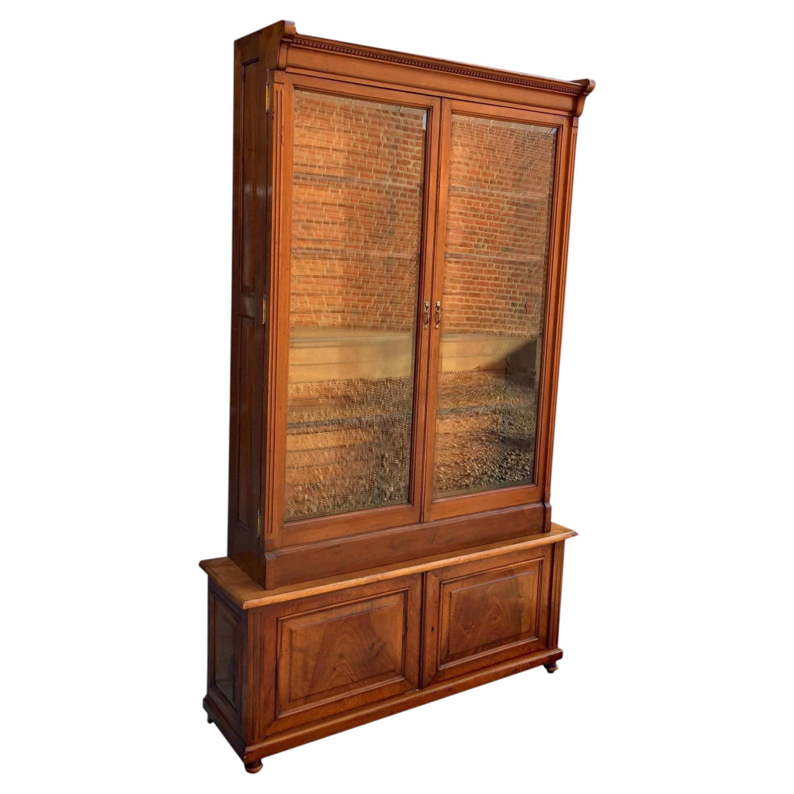 Mueble de almacenamiento o estantería de nogal americano, de alrededor de 1900. en venta