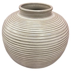 Jarrón grande de cerámica de estilo Art Déco, de alrededor de 1950.