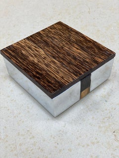 Elegante caja de aluminio fundido pulido y madera de palma, de alrededor de 1970.