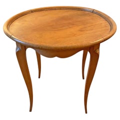 Petit guéridon ou table d'appoint en hêtre et frêne, de style néoclassique, vers 1950.