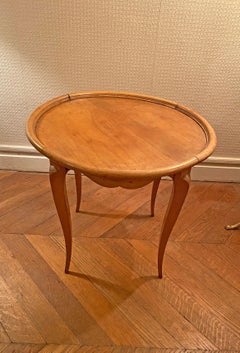 Petit guéridon ou table d'appoint en hêtre et frêne, de style néoclassique, vers 1950.