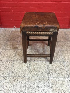Art-Déco-Hocker aus Eiche und Leder, um 1950, mit geschnitztem Holzornament in Seiloptik
