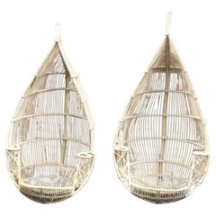 Paire de sièges suspendus en bambou laqué blanc, vers 1970.