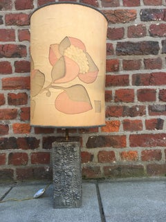 Lampe brutaliste en étain sculpté et abat-jour peint circa 1970, signée L'abat-j