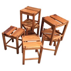 Six tabourets en pin Pierre Gautier-Delaye, vers 1956